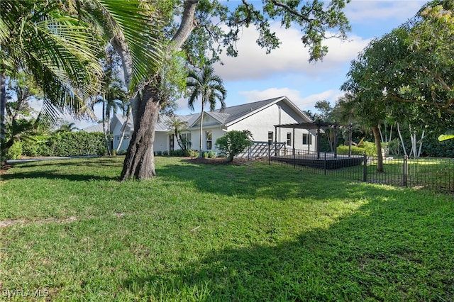 view of yard featuring a pergola