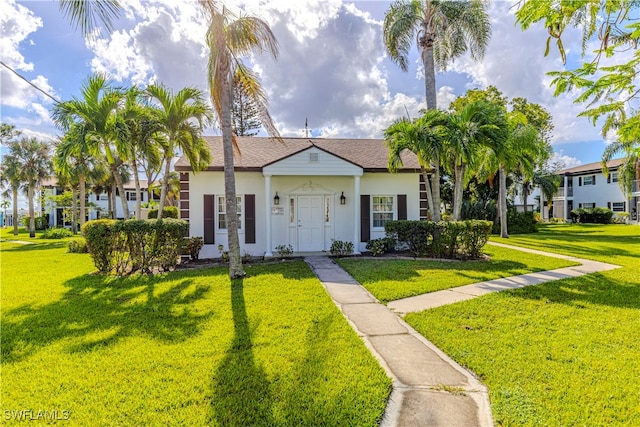 view of front of property featuring a front lawn