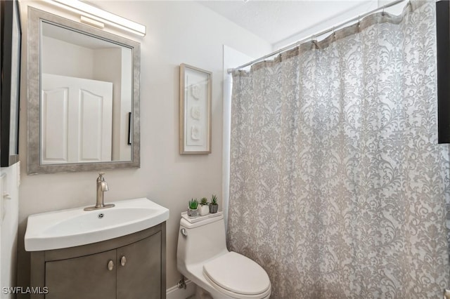 bathroom featuring a shower with shower curtain, vanity, and toilet