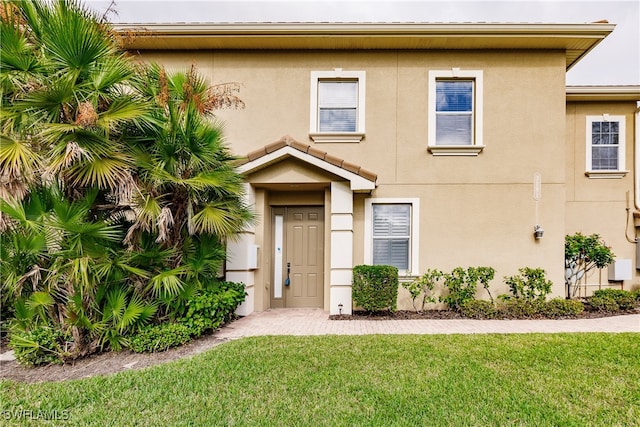 view of front of property featuring a front lawn