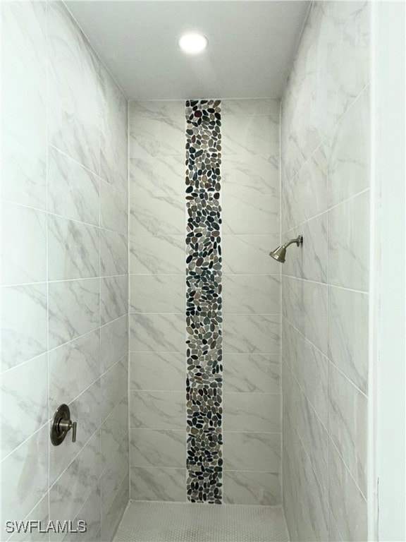 bathroom featuring tiled shower