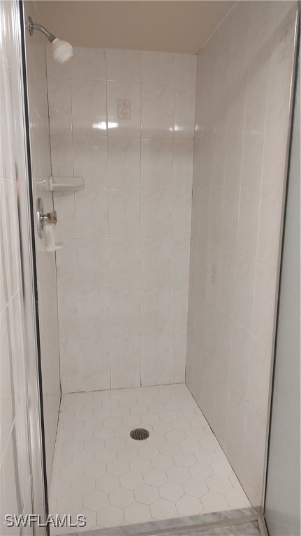 bathroom featuring tiled shower