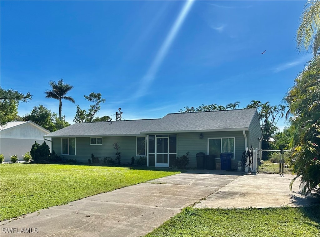 view of front of property with a front lawn