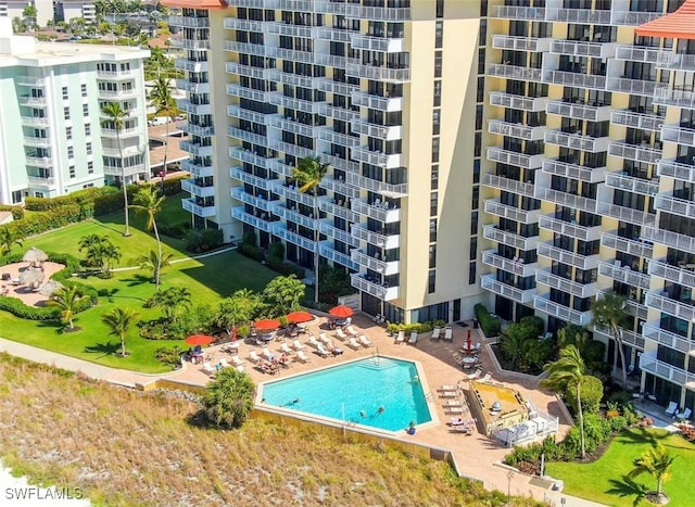 view of swimming pool