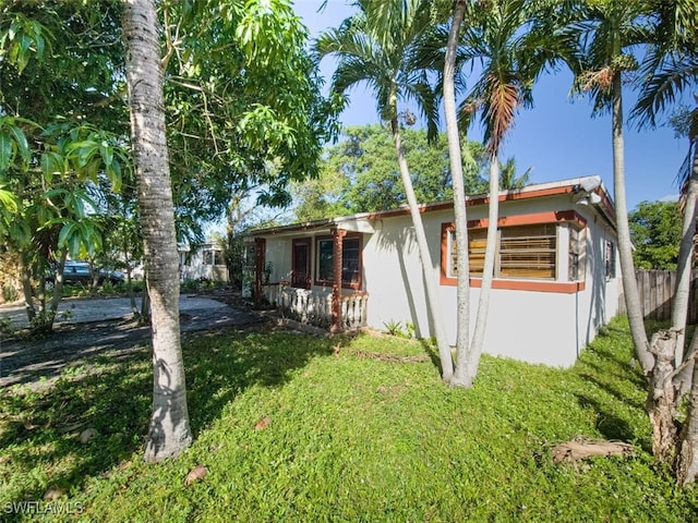 view of front facade featuring a front lawn