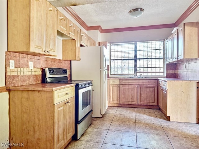 kitchen with electric stove, crown molding, sink, and a textured ceiling