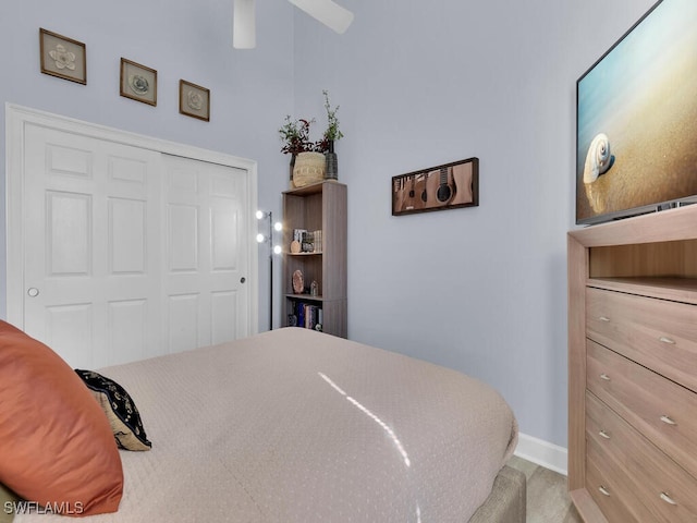 bedroom featuring ceiling fan and a closet