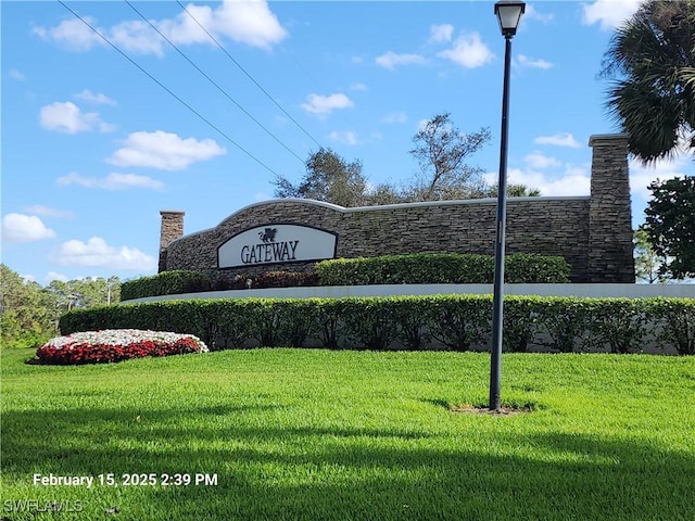 community / neighborhood sign featuring a yard