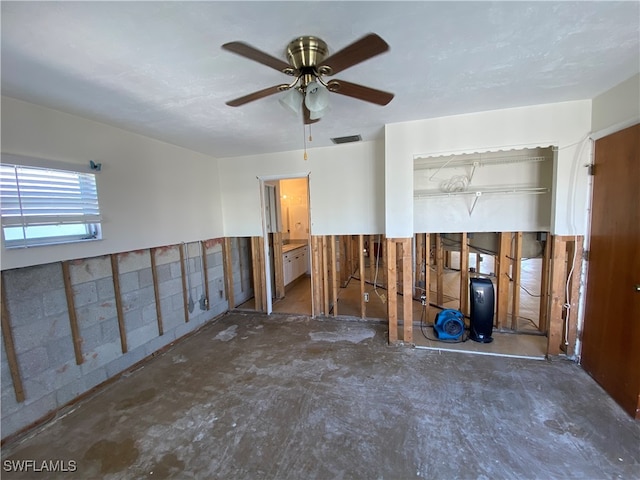 empty room featuring ceiling fan