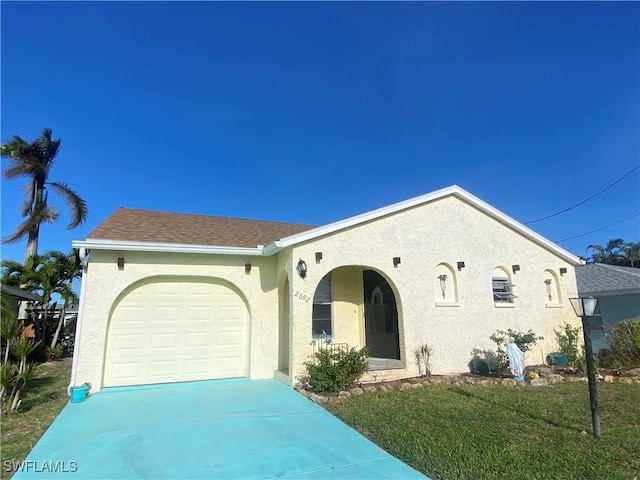 view of front of property featuring a front yard and a garage