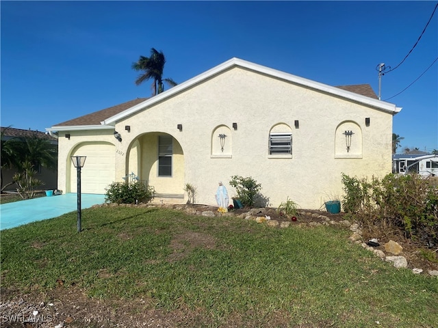 view of front facade featuring a front yard and a garage