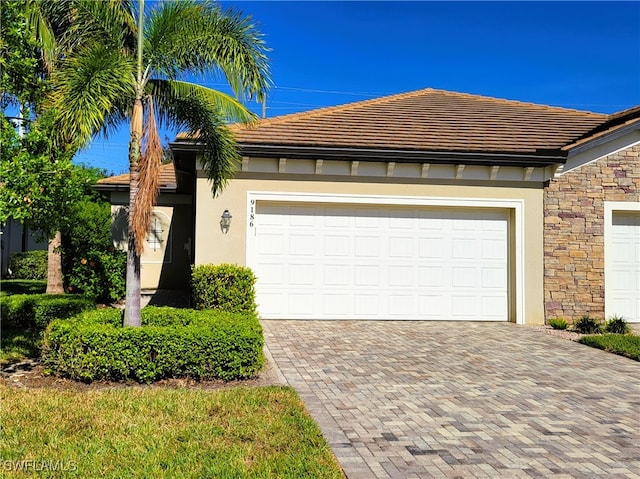 view of front facade featuring a garage