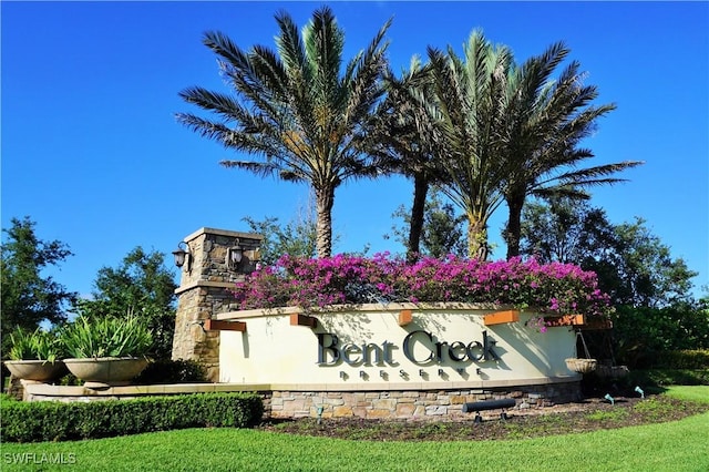 community / neighborhood sign featuring a lawn