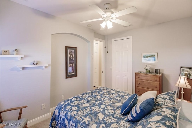 bedroom featuring carpet flooring, ceiling fan, and a closet