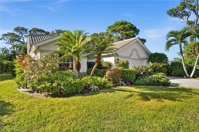 view of front of home featuring a front yard and a garage