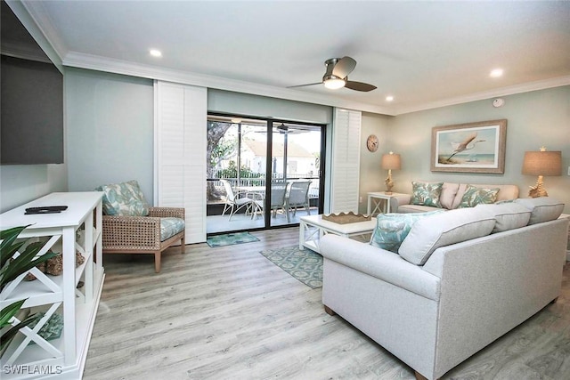 living room featuring ceiling fan, light hardwood / wood-style flooring, and crown molding