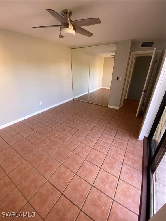 unfurnished bedroom with ceiling fan and a closet