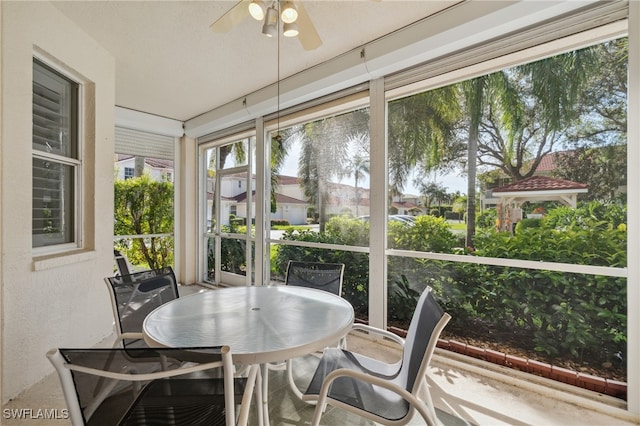 sunroom with ceiling fan