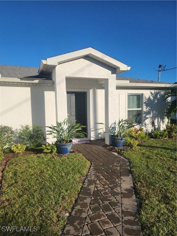 property entrance featuring a yard