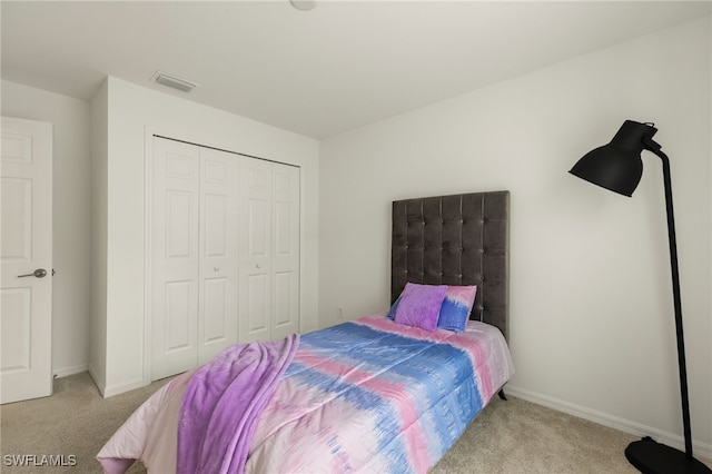 bedroom featuring carpet floors, a closet, visible vents, and baseboards