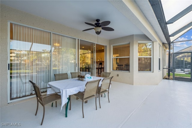 sunroom with ceiling fan