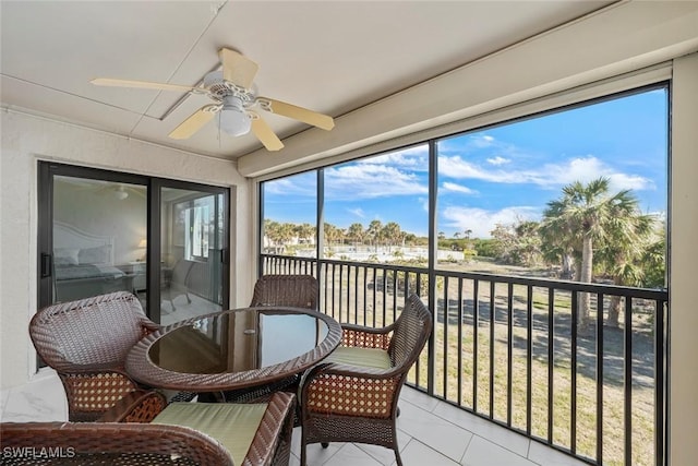 sunroom with ceiling fan