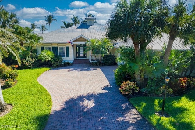 view of front of property featuring covered porch and a front lawn