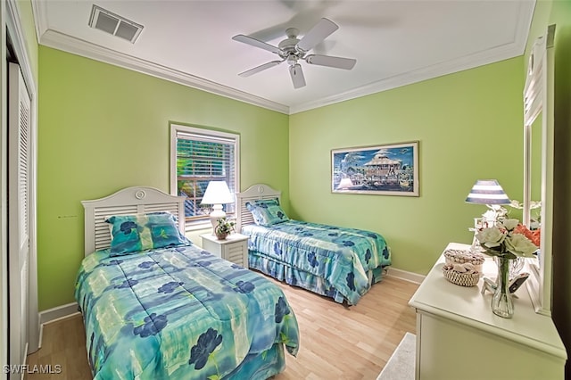 bedroom featuring a closet, ceiling fan, hardwood / wood-style floors, and ornamental molding