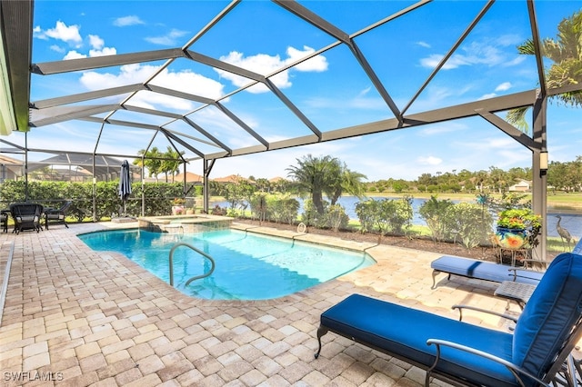 view of swimming pool featuring an in ground hot tub, a water view, a patio area, and a lanai