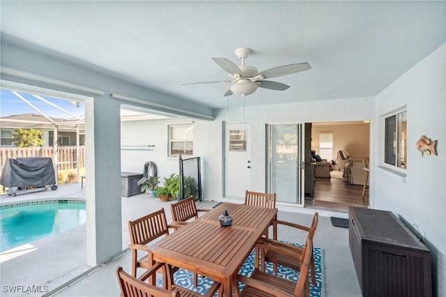 sunroom with ceiling fan