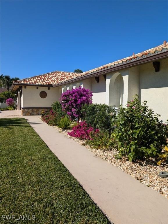 view of side of property featuring a lawn