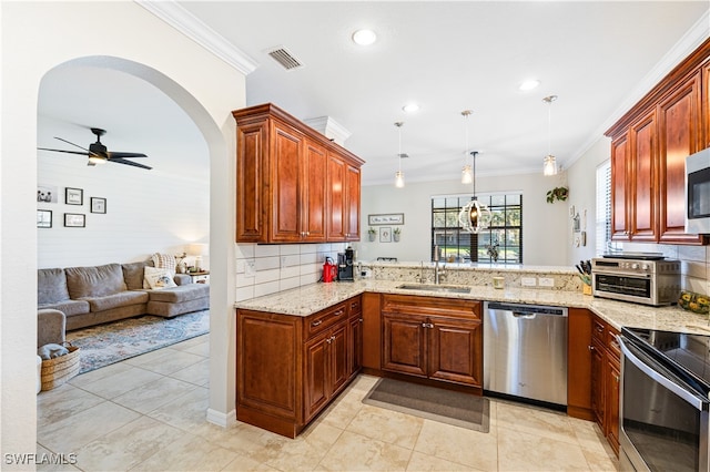 kitchen with ceiling fan, sink, stainless steel appliances, kitchen peninsula, and pendant lighting