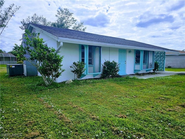 ranch-style home featuring a front lawn