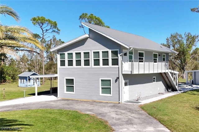 view of front of property featuring a carport and a front yard