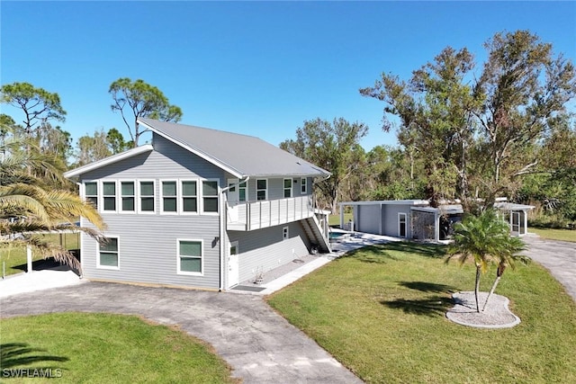 view of front of home featuring a front yard