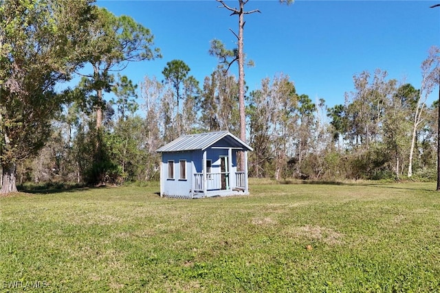 view of yard featuring an outdoor structure