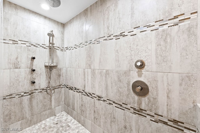 bathroom featuring a tile shower