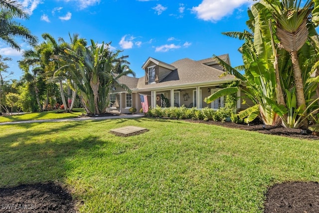 view of front facade featuring a front yard