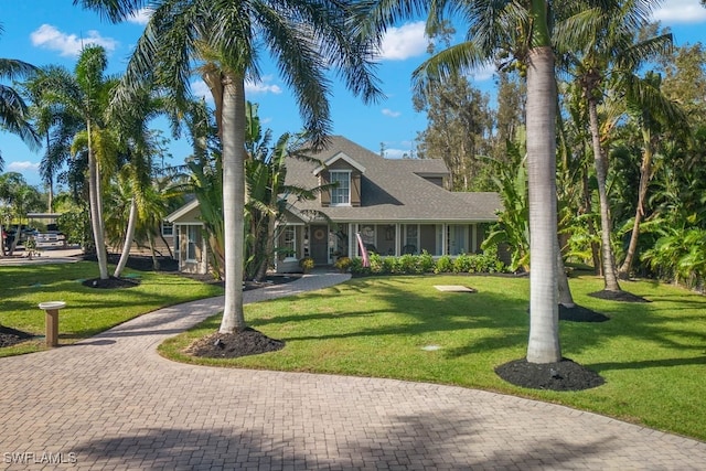 view of front of house featuring a front lawn