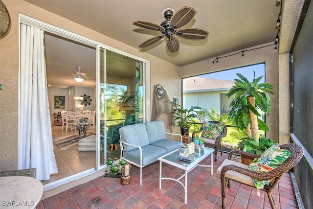 sunroom with ceiling fan