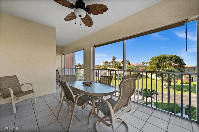 sunroom with ceiling fan