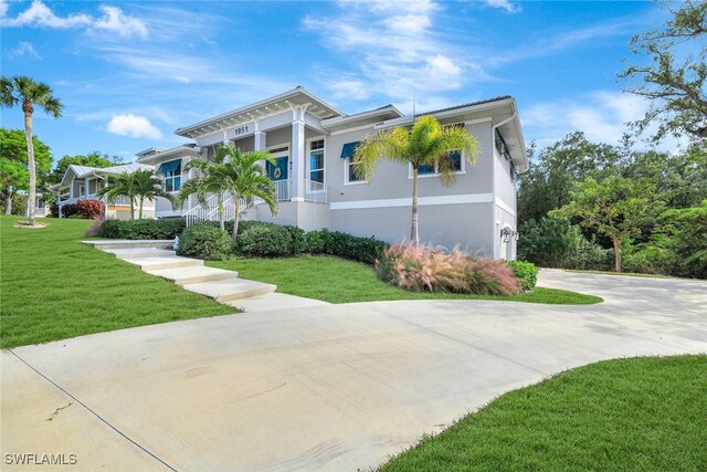 view of front of home featuring a front yard