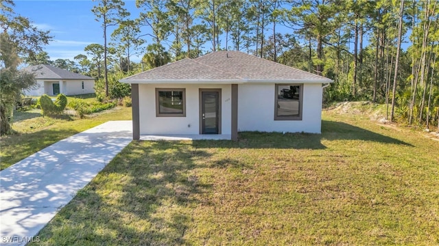 view of front of property featuring a front lawn