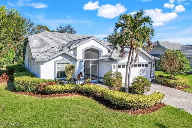 view of front of home featuring a front lawn and a garage