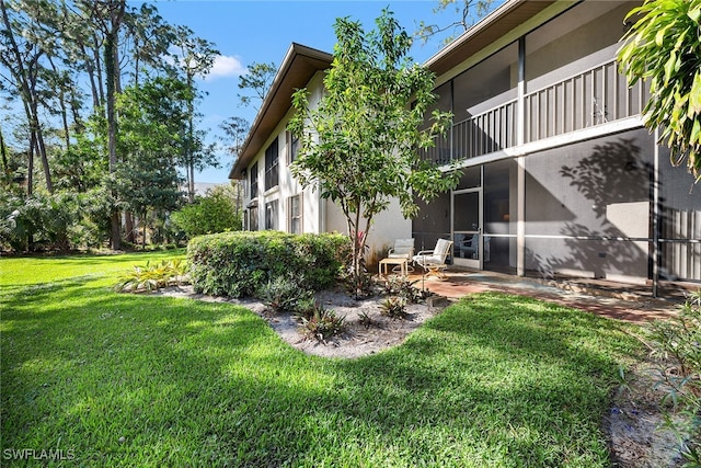 view of yard featuring a patio