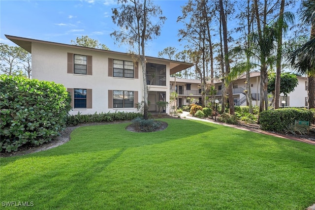 view of front of home featuring a front lawn