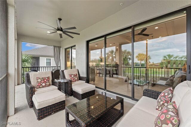 sunroom with ceiling fan