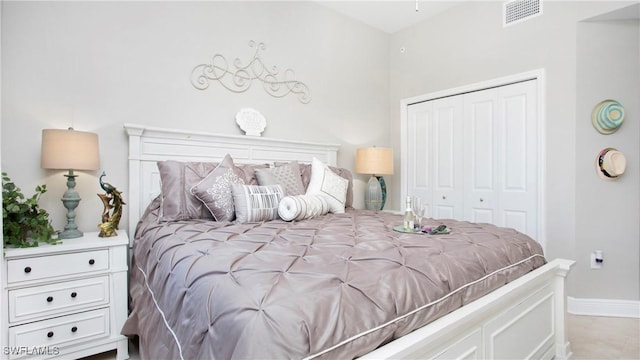 bedroom featuring baseboards, visible vents, and a closet