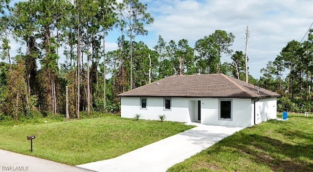 view of front facade featuring a front lawn