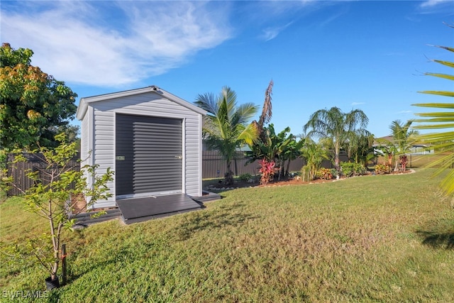 view of yard featuring a shed